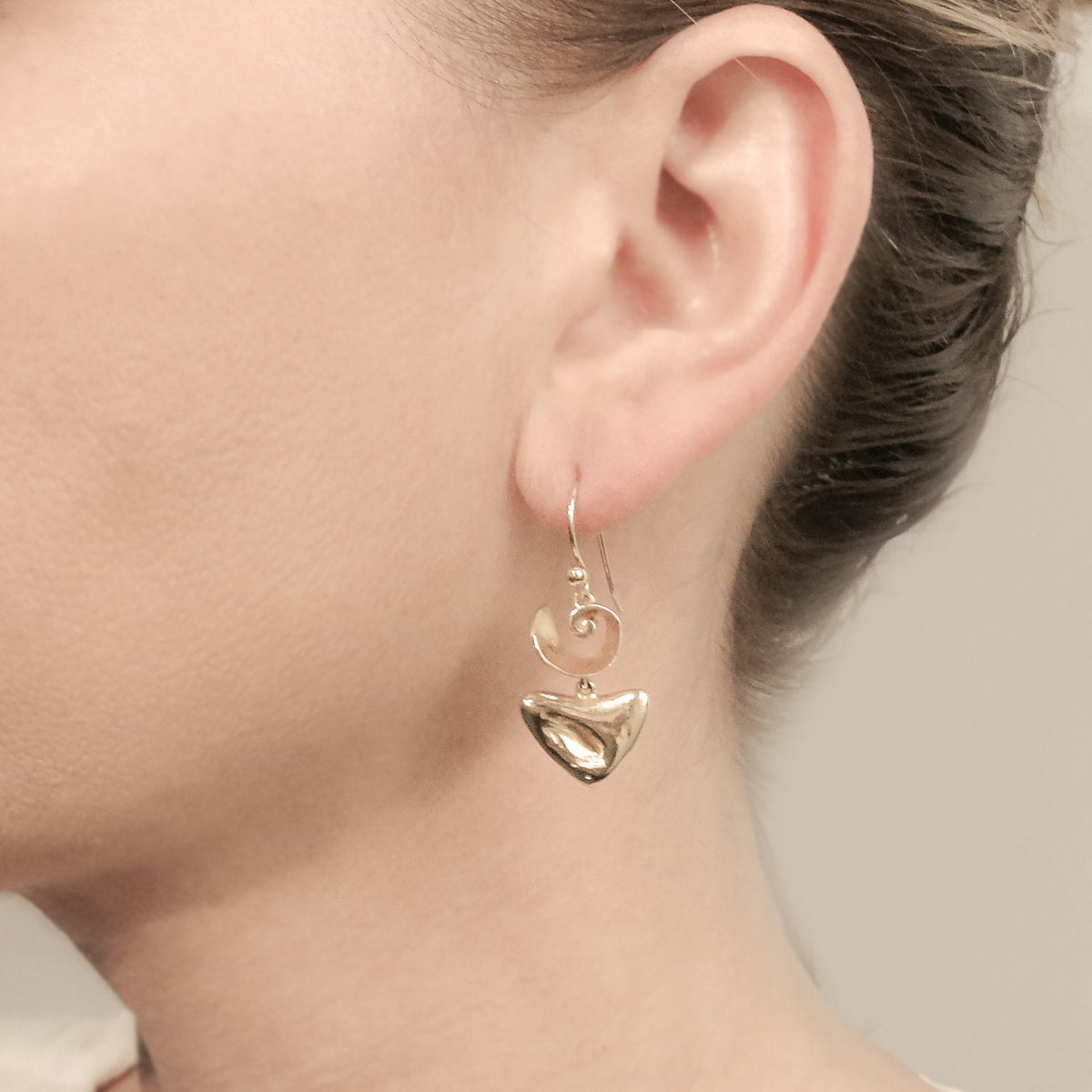 PEBBLES SEASHELL HEART EARRINGS