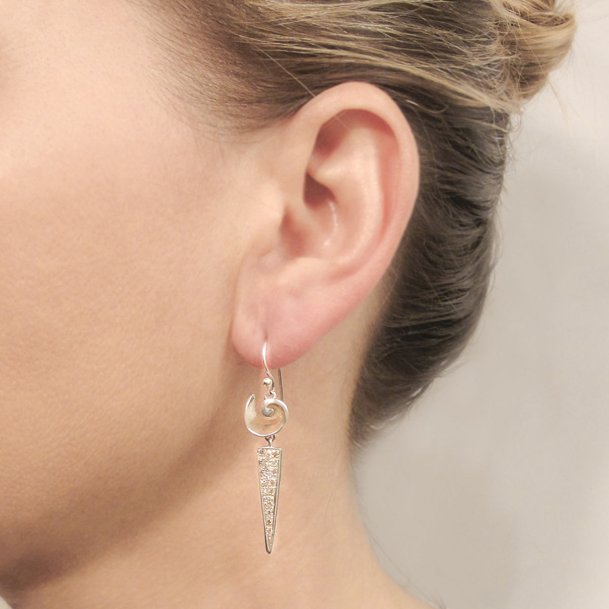 ARROW/SEASHELL DIAMOND EARRINGS