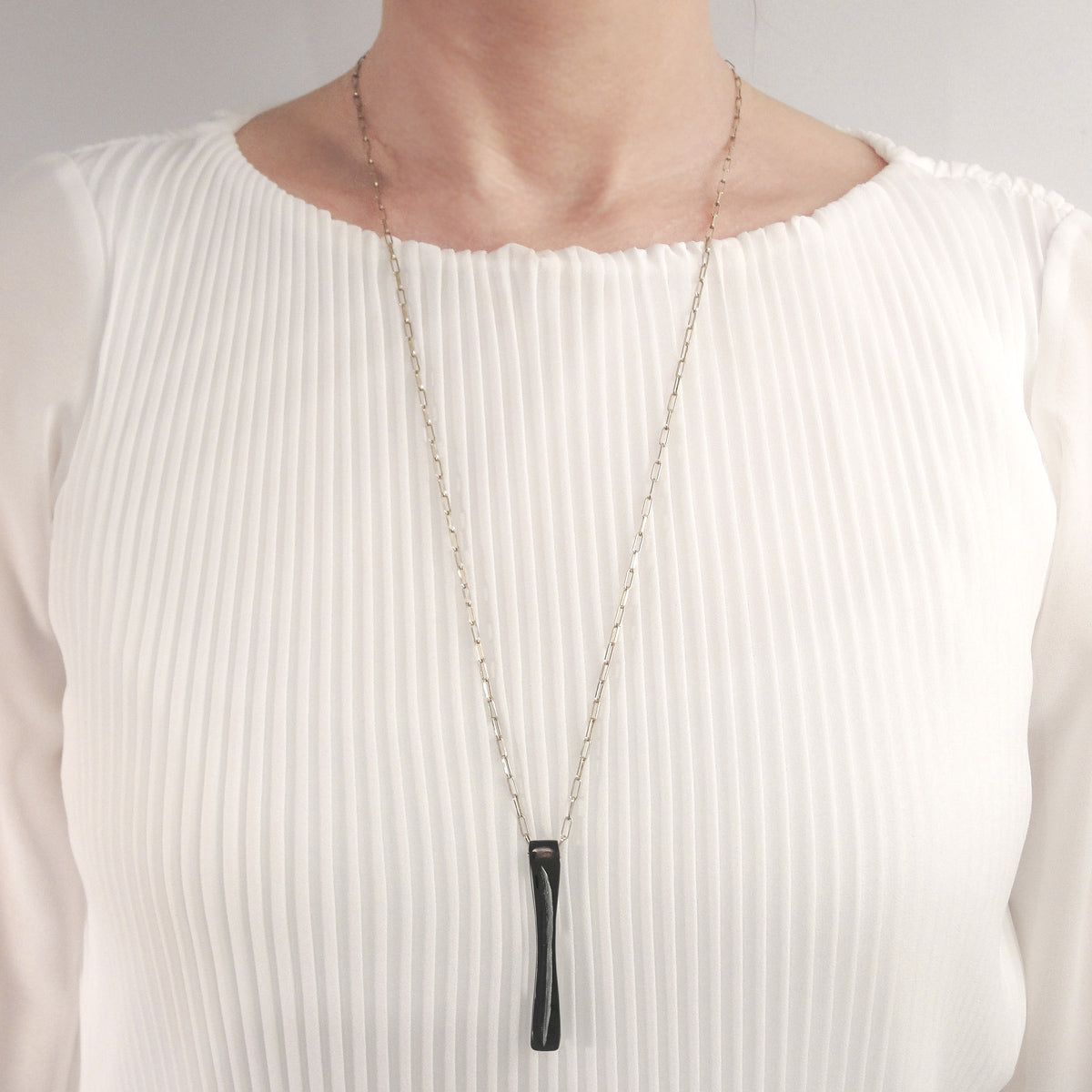 BONES BAR PENDANT IN ONYX