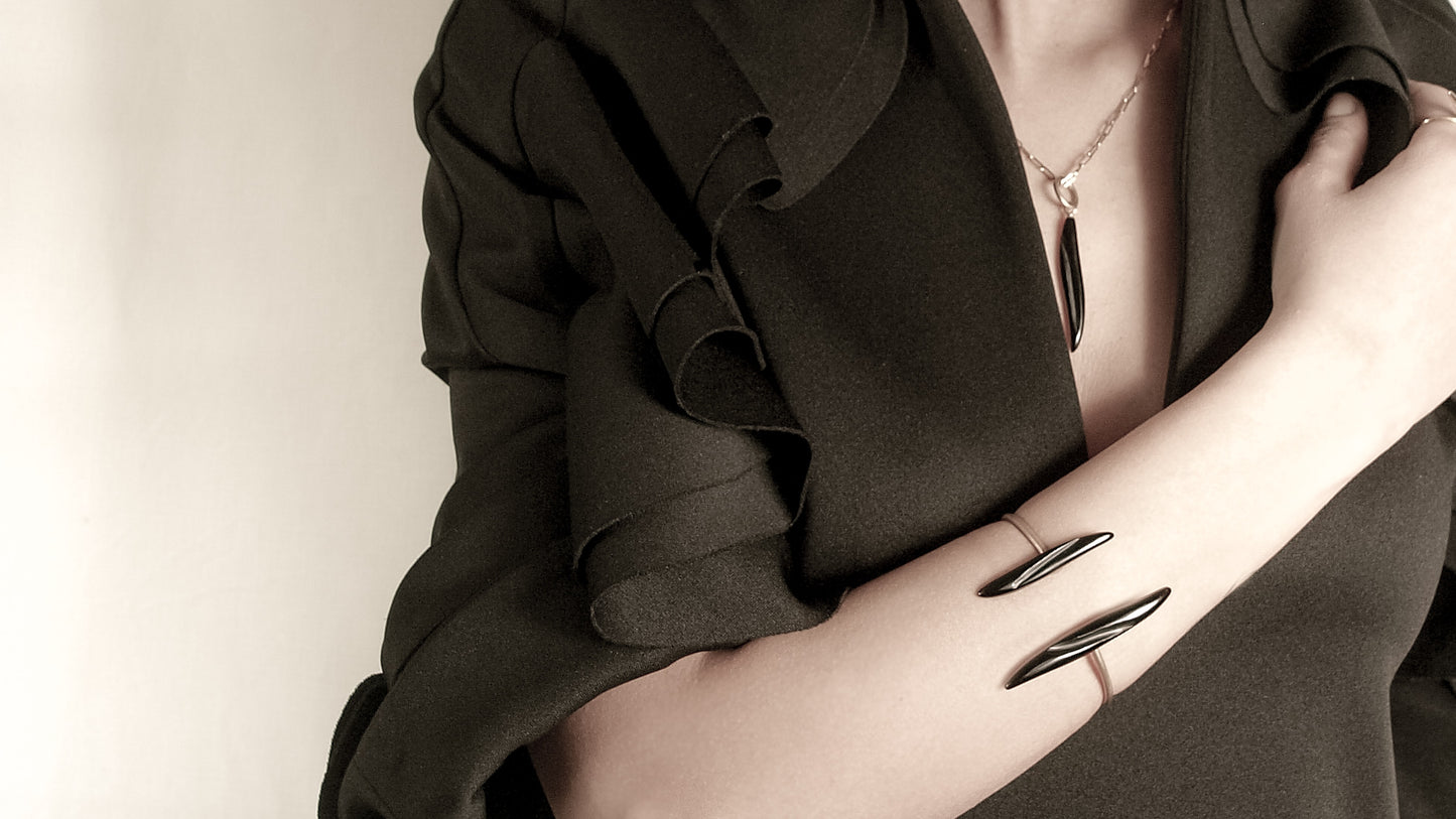 LEAVES CUFF WITH ONYX